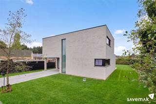 <p><span>Thuiskomen doe je hier met plezier. Elke dag weer.<br /><br />Dit moderne eco-huis uit 2023 staat op jou te wachten in Tessenderlo-Ham</span></p><p><span> </span></p><p><span>Op 5 minuten van de E314 en toch in een verkeersarme straat, dichtbij natuur én publieke voorzieningen.</span></p><p><span> </span></p><p><span>De leefruimte komt 'uit de boekjes'.<br /><br />Open, veel lichtinval en hoogwaardig afgewerkt. Vooral de open keuken die naadloos aansluit op de zitruimte springt in het oog.<br />Verder is er een gelijkvloerse kamer die nu dienst doet als kantoorruimte en een aparte zijingang aan de bergruimte naast de keuken.</span></p><p><span> </span></p><p><span>Op de eerste verdieping zijn er 3 ruime slaapkamers, een wasplaats en een luxueuze badkamer.</span></p><p><span>De master bedroom is direct verbonden met een uitgebreide dressing.</span></p><p><span>Alles is met zorg en oog voor detail afgewerkt en ingericht.<br /><br /></span></p><p><span>Maar ook technisch zit alles goed:</span></p><p><span> </span></p><p><span>De woning wordt comfortabel verwarmd met een warmtepomp. Op alle kamers is er vloerverwarming voorzien.</span></p><p><span>In de warmere periodes geniet je van een geïntegreerde passieve koeling.</span></p><p><span>De elektrische installatie is gekeurd tot 2048</span></p><p><span>Het EPC label zit op A (2 dus nét geen A+ ... veel beter kan het niet)</span></p><p><span>Voor de toiletten en de tuin wordt er regenwater gebruikt.</span></p><p><span>De huidige bewoners kozen aluminium ramen: duurzaam en onderhoudsvrij</span></p><p><span> </span></p><p><span>De tuin is ruim en discreet opgevat. De aanleg kan naar keuze en inzichten gebeuren.</span></p><p><span>Er werd geopteerd voor een dubbele garage, waar bij de aansluiting voor een laadpaal reeds voorzien is.</span></p><p><span> </span></p><p><span> </span></p><p><span>Disclaimer: de foto's van de tuin zijn bewerkt met AI (gras groener en terras aangelegd) voor de rest is er niets gewijzigd!</span></p><p><span>Bestuursmaatregelen in het maatregelenregister: nee</span><span> </span></p><p><span> </span></p>