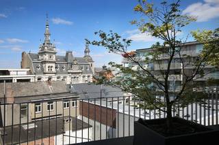 LUXUEUS AFGEWERKT, RIANT PENTHOUSE MET UITSTRALING EN ROYAAL ZONOVERGOTEN TERRASIn het centrum van Hasselt, waar men volop kan genieten van het...