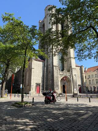 TE HUUR - GENT. In het hart van Gent, nabij het Sint-Michielsplein, bevindt zich dit smaakvol gemeubelde éénslaapkamerappartement, waar comfort en ligging perfect samenkomen. De woonruimte straalt een aangename lichtinval uit en sluit mooi aan bij het verzorgde interieur, waardoor je hier meteen een thuisgevoel ervaart.<br /><br />De woning beschikt over een volledig ingerichte keuken en een praktische badkamer die volledig is uitgerust voor dagelijks comfort. Alles is doordacht ingericht om efficiënt en aangenaam wonen mogelijk te maken.<br /><br />Met een gunstig EPC-label B geniet je bovendien van een energiezuinige woonst. Dankzij de centrale ligging bevinden winkels, gezellige horecazaken en openbaar vervoer zich op wandelafstand, wat het dagelijks leven bijzonder aangenaam maakt.<br /><br />Het appartement is beschikbaar vanaf 15 mei 2026.<br />Huurprijs: €925/maand. De provisie voor water en elektriciteit: €125/maand, aangevuld met €95 /maand voor vaste kosten (syndic en 100 GB internet).