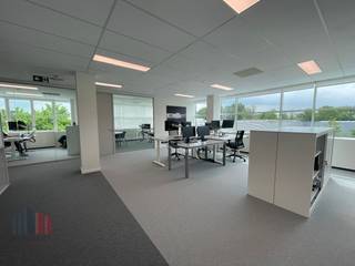 <strong>Kantoor</strong> met een totale oppervlakte van<strong> 590 m²</strong> te huur op een toplocatie in Vilvoorde.<br />Strategisch gelegen aan de eerste afrit van de <strong>E19</strong> richting Antwerpen en vlakbij de <strong>Brusselse Ring (R0)</strong>. Dankzij deze uitstekende ligging geniet u van een vlotte verbinding naar Brussel, Antwerpen en Brussels Airport, die zich op slechts 10 à 15 min bevinden. Bovendien is het gebouw uitstekend bereikbaar met het openbaar vervoer via verschillende busverbindingen en het station van Vilvoorde.<br /><br />Deze <strong>instapklare kantoorruimte </strong>bevindt zich in een modern kantoorgebouw en geniet van grote raampartijen die zorgen voor een overvloed aan natuurlijk licht en een aangename, open werksfeer. De kwalitatieve afwerking in combinatie met energiezuinige LED-verlichting creëert een professionele en comfortabele werkomgeving. Bovendien beschikt het kantoor over een ruime en gezellige eetruimte met volledig ingerichte keuken, ideaal voor een aangename lunchpauze of een informele bijeenkomst met collega’s en klanten. Voor bezoekers is er een stijlvolle ontvangstruimte met wachtzaal voorzien, wat zorgt voor een professionele eerste indruk. Dankzij de moderne glazen wanden behoudt de ruimte een open en lichte uitstraling, terwijl er tegelijkertijd voldoende privacy gecreëerd wordt. Daarnaast zijn zowel kleinere als grotere vergaderzalen en aanwezig.<br /><br />Technisch is het kantoor uitgerust met een parlofoon, videofoon en brandalarmsysteem. Daarnaast zorgen het geïsoleerde dak, dubbele beglazing, zonnewering en gasverwarming voor extra comfort en energie-efficiëntie.<br /><br />In de gemeenschappelijke ruimtes bevindt zich bovendien een restaurant met comfortabele zitplaatsen, ideaal voor een lunchpauze of informele meetings.<br /><br />Daarnaast zijn in <strong>Everest Office Park</strong> ook andere kantooroppervlaktes beschikbaar van <strong>207 m² tot 3.445 m²</strong>, volledig flexibel in te delen volgens uw wensen en noden. <strong>Onmiddellijk beschikbaar!</strong><br /><br />Contacteer <strong>PANORAMA B2B</strong> voor bijkomende inlichtingen, plannen of een vrijblijvend plaatsbezoek via <strong>0477 09 00 09</strong>.