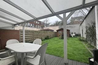 Surf naar www.abricasa.be en plan jouw verhuurafspraak in samen met onze digitale assistente Alice!Instapklaar gelijkvloers appartement met 2 slaapkamers en tuin in AntwerpenHet appartement beschikt over een lichtrijke leefruimte met open, volledig ingerichte keuken. Dankzij de grote raampartijen geniet de leefruimte van veel natuurlijk licht en een mooi zicht op de tuin. De keuken is uitgerust met de nodige toestellen en biedt voldoende opbergruimte.Verder zijn er twee slaapkamers, een moderne badkamer met douche en ligbad, een apart gastentoilet en een praktische wasruimte.De privatieve tuin vormt een absolute troef en biedt een aangename buitenruimte waar je in alle rust kan genieten.- NIET GEMEUBELD - EPC: 208 kWh/m²jaar UC: 20230314-0002837651-RES-1- Maandelijkse kosten: 100,- euro bevatten: onderhoud &amp; verbruik gemeenschappelijk delen en onderhoud van de tuin- Huurwaarborg: 3.900,- euro (3 maanden huur) - Beschikbaar: Datum 1/05/2026- Type contract: Bepaalde duur 1 jaar Abricasa staat voor een persoonlijke én actieve vastgoedbegeleiding van A tot Z! Leer ons kennen!