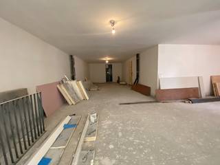 Op zoek naar een commerciële ruimte met tal van mogelijkheden op een vlot bereikbare locatie? Deze casco handelsruimte van 119 m² in Houthulst biedt de ideale basis om uw zaak volledig naar eigen wensen en noden in te richten.<br /><br />Dankzij de casco afwerking geniet u van maximale vrijheid bij de inrichting en afwerking van uw winkelruimte of kantoor. De ruimte beschikt over een functionele indeling.<br /><br />Extra troef: garages zijn afzonderlijk beschikbaar aan € 26.000 per garage.<br /><br />Troeven op een rij:<br /><br />Casco handelsruimte van 119m²<br />Vrij in te richten volgens eigen concept<br />Geschikt voor diverse commerciële activiteiten<br />Centrale ligging in Houthulst<br />Garages afzonderlijk te koop aan € 26.000<br /><br />Een uitstekende kans om uw zaak te vestigen op een locatie met potentieel en flexibiliteit.<br /><br />📞 Interesse? Contacteer Thijs, Friedel of Nina:<br />📲 057 22 43 47<br />📧 thijs@grouptrybou.be | friedel@grouptrybou.be | nina@grouptrybou.be