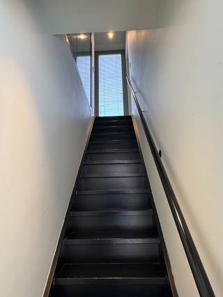 TE HUUR – GENT. In het hart van Gent bevindt zich deze exclusieve penthouse, waar luxe, comfort en een hoogwaardige afwerking perfect samenkomen. De warme parketvloeren, kwalitatieve materialen en verfijnde details creëren een tijdloze en elegante woning.<br /><br />De lichtrijke leefruimte vormt het hart van de woning en sluit aan op een praktische wasplaats en een polyvalente ruimte die ideaal is als bureau of extra slaapkamer. Op de verdieping bevindt zich de master bedroom met een stijlvolle badkamer.<br /><br />Een absolute troef zijn de twee ruime terrassen, die zorgen voor een unieke buitenbeleving midden in de stad.<br /><br />Een uitzonderlijke woonst voor wie op zoek is naar stijlvol wonen op een toplocatie in Gent.<br /><br />EPC: 97 kWh/m² jaar<br />Huurprijs: € 1.440/maand<br />Algemene kosten: € 50/maand