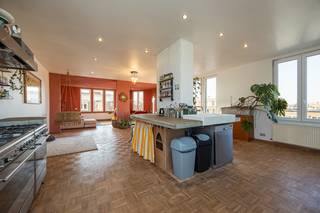 (Attesten, grondplannen en ontwerp dakterras kan u terugvinden bij "Documenten" op de Wellimmo-site)<br /><br /><strong>Algemeen</strong><br />Deze loftige Duplex-penthouse van 194m² met mogelijkheid tot dakterras (van 31m² + groendak) bevindt zich op de tweede en derde verdieping van een kleinschalig appartementsgebouw. Een uitzonderlijk lichte en ruime woonplek die als een huis in de lucht aanvoelt, met zon, zicht en een zeldzaam gevoel van openheid.<br /><br /><strong>Ligging</strong><br />Ideaal gelegen nabij het Te Boelaerpark, Boekenbergpark en vernieuwde Arenawijk met een goede bereikbaarheid naar de stad, invalswegen en alle belangrijke voorzieningen zoals scholen, winkels etc...<br /><br /><strong>Indeling</strong><br />We betreden het appartement op de tweede verdieping, dewelke bestaat uit 3 slaapkamers, badkamer (met ligbad, inloopdouche en wasruimte) en apart toilet.<br />Via de nachthal komen we boven op de derde verdieping. Bij het betreden van deze verdieping krijg je direct het loftgevoel, dankzij de vele ramen, lichtinval en openheid. De keuken is open en volledig geïnstalleerd met losse (kwaliteits-) toestellen. Het betonnen keukeneiland is hier een echte eyecatcher.<br />De volledige woonst is voorzien van originele parketvloer. <br /><br />Ten slotte hebben de eigenaars een ontwerp van dakterras dat reeds een positief advies heeft verkregen van de stad Antwerpen.<br /><br /><strong>Troeven</strong><br />- Dak geïsoleerd<br />- Uiterst ruimtelijk en licht<br />- 3 volwaardige slaapkamers<br />- Gegeerde locatie<br />- Dubbele kelderberging<br /><br />Interesse? Contacteer ons via info@wellimmo.net of bel naar 03 225 00 68 voor meer info of een bezichtiging.