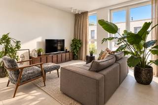 <strong>Een lichte leefruimte, buiten ontbijten op uw eigen terras en de auto comfortabel binnen parkeren: dit appartement combineert aangenaam wonen met praktisch comfort.</strong><br /><br />In de Nieuwe Molenstraat in Sint-Niklaas beschikt u over 75 m² met een open keuken, één slaapkamer, een badkamer, een afzonderlijk toilet en een praktische wasplaats/berging. De grote ramen brengen veel daglicht binnen. Op het zonnige terras geniet u van een open uitzicht.<br /><br />Het appartement dateert uit 2023 en beschikt over vloerverwarming, EPC A en conforme elektriciteit.<br /><br /><strong>De vraagprijs van €299.000 omvat het appartement, beide ondergrondse autostaanplaatsen én de private kelderberging. Deze zijn dus volledig inbegrepen, zonder bijkomende aankoopprijs. </strong><br /><br />U woont in een rustige, groene omgeving, met winkels, horeca en het centrum van Sint-Niklaas dichtbij. Een aantrekkelijke plek voor wie alleen of met z’n tweeën comfortabel wil wonen, of kleiner wil gaan wonen met behoud van wooncomfort.<br /><br /><strong>Ontdek zelf de leefruimte en het terras. Contacteer Alexander voor een persoonlijk bezoek: 0476 62 30 37 of alexander@ocvastgoed.be.</strong><br /><br />CV: aardgas <br />EPC: 61 kWh/m²jaar (A-label) – Bruto vloeroppervlakte: 75 m<sup>2</sup> volgens het EPC-attest (excl. terras)<br />Stedenbouwkundige inlichtingen: woongebied, bouwvergunning, verkavelingsvergunning, voorkooprecht, geen rechterlijke herstelmaatregel of bestuurlijke maatregel opgelegd.<br />Geen overstromingsgevoelig gebied: P-score: B, G-score: B.<br />Geen renovatieverplichting.
