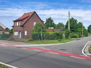 Gelegen op de hoek van de Liersebaan met de Antwerpsebaan in Massenhoven. Tegenover de Kringwinkel. Goede bereikbaarheid naar E313 en ook E34.<br /><br />Woning met aanbouw. Vroeger gebruikt als woning met winkel.<br /><br />De woning zelf beschikt over leefruimte, keuken, achterplaats met sanitair, 3 slaapkamers op de verdieping, kelder. De woning heeft een bruikbare vloeroppervlakte van 164m² volgens EPC.<br /><br />Achteraan werd het perceel nagenoeg volledig bebouwd met bergplaatsen, voorheen gebruikt als berging en daarvoor ook als stal. Deze bergplaatsen hebben een oppervlakte van ca 650 m² en werden eenvoudig opgericht.<br /><br /><br />BIJZONDERHEDEN<br />Nutsvoorzieningen aanwezig: gas, water en elektriciteit.<br />Ingang mogelijk aan Liersebaan en aan Antwerpsebaan.<br />Elektrische installatie: niet conform.<br />Stedenbouwkundige inlichtingen: in aanvraag.<br /><br /><br />POSITIEVE ASPECTEN<br />Commercieele ligging aan de N14.<br />Vele mogelijkheden (wonen/werken).