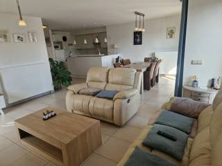 <p>Bij binnenkomst in het appartement betreed je de inkomhal, waar een praktische dressing aanwezig is.<br /><br />Het appartement beschikt over een apart toilet en een wasruimte met plaats voor een wasmachine en droogkast. Er zijn twee slaapkamers en een badkamer met zowel een douche als een ligbad.<br /><br />De ruime keuken en leefruimte genieten van veel natuurlijke lichtinval en bieden een aangenaam uitzicht naar buiten.<br /><br />In de kelder bevinden zich een autostaanplaats en een bergruimte. Het gebouw is voorzien van een lift.<br /><br />Verwarming op aardgas.<br /><br />Huurprijs €895<br />Algemene kosten €85<br />Beschikbaar vanaf 01/06/2025<br /><br />Voor meer informatie of een bezichtiging kan u ons altijd contacteren op het nummer 0499/30.87.87 of via info@immo-bosmans.be</p>