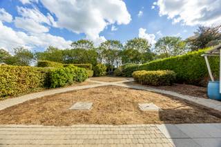 Op zoek naar een comfortabele, gelijkvloerse woning met potentieel in een rustige en groene omgeving? Deze charmante woning op een perceel van 554 m² is gelegen in een kalme straat vlakbij het centrum van Moen, en combineert rust, ruimte en functionaliteit op één niveau.<br />Bij het betreden van de woning kom je terecht in een ruime inkomhal met vestiaire en apart toilet. De lichtrijke woonkamer biedt een prachtig uitzicht op het zonnige terras dat naadloos overgaat in de volwassen tuin — ideaal voor tuinliefhebbers of wie graag geniet van het buitenleven in alle privacy.<br />De woning beschikt over een aparte keuken, twee ruime slaapkamers, een praktische badkamer, en twee bergingen die zorgen voor extra opbergruimte of hobbyruimte.<br />Voor de woning is er parkeergelegenheid voorzien, en achteraan het perceel is er mogelijkheid om een garage te plaatsen, mits het verkrijgen van een bouwvergunning.<br />Met een aantal energiezuinige verbeteringswerken kan dit huis omgevormd worden tot uw ideale droomwoning, perfect voor wie op zoek is naar rust, comfort en alles op het gelijkvloers.<br /><br />Troeven op een rijtje:<br />- Volledig gelijkvloers wonen op 500 m²<br />- Zonnig terras met zicht op een volwassen tuin<br />- 2 grote slaapkamers + 2 bergingen<br />- Rustige ligging, nabij het centrum van Moen<br />- Parking vooraan, mogelijkheid tot garage achteraan<br />- Grote renovatiemogelijkheden naar energiezuinige woning<br /><br />Elk bod wordt voorgelegd aan de eigenaars.