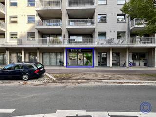 <p><span>Information immeuble commercial</span></p><p><span>Immeuble commercial parfaitement entretenu avec un locataire stable, situé à un emplacement stratégique TOP à Anvers ! Vous entrez dans une réception spacieuse avec suffisamment d'espace pour plusieurs bureaux. A l'arrière se trouve une salle de réunion spacieuse d'environ 20m², d'où vous avez accès au parking privé dans la zone intérieure, dont le parking 18 doit être acheté pour 20.000 euros ! Le bureau dispose d'une cuisine spacieuse équipée d'une kitchenette, d'un WC séparé et d'une salle de stockage accessible depuis le hall d'entrée commun. Le bien est actuellement loué à 1 187,13 euros par mois + charges, et le locataire est également responsable du paiement de la taxe foncière ! L'immeuble dispose de compteurs privés pour l'électricité, le gaz et l'eau. La provision mensuelle est de 120 euros (consommation et entretien des parties communes, syndic et assurance incendie).</span></p><p><span> </span></p><p><span>Aménagement</span></p><ul><li><span>Espace de réception d'environ 60m² avec une vitrine d'environ 5m de large. La pièce est équipée d'un sol stratifié qui ne nécessite que peu d'entretien.</span></li><li><span>Salle de réunion d'environ 20m² avec sol stratifié. Le long de la salle de réunion, vous avez accès à l'espace intérieur situé à l'arrière, où se trouve également le parking, à la cuisine avec toilettes et à l'espace d'accueil situé à l'avant.</span></li><li><span>Kitchenette donnant sur l'espace intérieur.</span></li><li><span>WC séparés.</span></li><li><span>Dans le hall commun se trouve une pièce de stockage séparée qui abrite le système de chauffage central.</span></li></ul><p><span> </span></p><p><span>Autres's</span></p><ul><li><span>L'emplacement de voiture P18 est à acheter obligatoirement pour 20.000 euros !</span></li></ul><p><span> </span></p><p><span>Informations générales</span></p><ul><li><span>Contrat de bail : 01/02/2019 - 31/01/2028 (bail commercial).</span></li><li><span>Revenu locatif indexé : 1 187,13 € + 80 € de charges.</span></li><li><span>Le locataire est responsable du paiement du précompte mobilier.</span></li></ul><p><span> </span></p><ul><li><span>Provision mensuelle : 120 euros (syndic, consommation et entretien des parties communes, assurance incendie)</span></li><li><span>Compteurs séparés pour le gaz, l'électricité et l'eau.</span></li></ul><p><span> </span></p><ul><li><span>EPC : label B (pas d'obligation de rénovation)</span></li><li><span>Contrôle électrique : pas encore demandé</span></li><li><span>Certificat d'amiante : pas d'application.</span></li></ul><p><span> </span></p><p><span>Immeuble</span></p><ul><li><span>Sous-sol avec locaux de stockage et places de parking, plusieurs locaux commerciaux au rez-de-chaussée et 7 étages, chacun avec des appartements.</span></li><li><span>Zone intérieure commune avec verdure et parking privé.</span></li><li><span>Le bâtiment a été construit en 2001.</span></li></ul><p><span> </span></p><p><span>Situation</span></p><ul><li><span>Situation centrale à Anvers dans le quartier Harmonie. Plusieurs bars et restaurants dans les environs immédiats.</span></li><li><span>MOBISCORE : 9,7/10 !</span></li></ul><p><span> </span></p><p><span>Les informations contenues dans ce prospectus sont données à titre indicatif : les acquéreurs potentiels doivent faire leur propre affaire de l'obtention, de la vérification et de l'interprétation de ces informations.</span></p><p><span> </span></p><p><span> </span></p><p><span> </span></p>