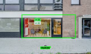 In een rustige woonwijk, op wandelafstand van het centrum van Diksmuide, bevindt zich deze perfecte handelsruimte met uitweg achteraan. Dankzij de centrale ligging heb je alle voorzieningen binnen handbereik: lokale handelaars, supermarkten, horecazaken en openbaar vervoer zijn eenvoudig te voet bereikbaar (school recht tegenover). Meer dan 40 jaar is hier een succesvolle kapperssalon uitgebaat geweest, tal van mogelijkheden zijn hier aanwezig om je beroepsactiviteit tot een succes te maken (kapsalon, pedicure, nagelstudio, vrij beroep...).<br /><br />Wijziging van de basisakte is in aanvraag, alsook onder opschortende voorwaarde bestemmingswijziging Stad Diksmuide.<br /><br />