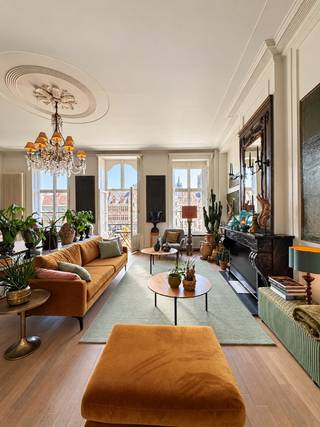 TE HUUR – GENT. In een statig herenhuis op een van de mooiste locaties van de stad bevindt zich dit klassevolle appartement op de eerste verdieping. Vanuit het charmante balkon geniet u dagelijks van een uniek uitzicht op de iconische Korenlei en het rustgevende water, een decor dat elk seizoen zijn eigen charme uitstraalt. Deze sfeervolle woonst ademt authenticiteit dankzij de zorgvuldig bewaarde karakterelementen die harmonieus samengaan met hedendaags wooncomfort. Via de inkomhal bereikt u de lichtrijke leefruimte, waar hoge plafonds en authentieke details zorgen voor een warme en elegante uitstraling. De keuken sluit naadloos aan op het leefgedeelte en biedt alle ruimte voor gezellige momenten. Verder beschikt het appartement over twee slaapkamers, een badkamer, een afzonderlijk gastentoilet en een aangenaam terras waar u in alle rust kunt genieten van de buitenlucht. Een uitzonderlijke kans voor liefhebbers van karakter, charme en een unieke ligging in het hart van de stad.<br />Huurprijs: € 1.375/maand<br />Algemene kosten: € 75/maand