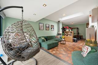 <p>Ruime gezinswoning met tal van mogelijkheden op toplocatie in Mechelen.<br /><br />Op een uitstekende ligging in Mechelen, vlakbij de Vaart, het Vrijbroekpark en het bruisende stadscentrum, bevindt zich deze uitzonderlijk ruime woning met een bewoonbare oppervlakte van maar liefst 270 m². Dankzij de vlotte verbinding met de E19 geniet u hier bovendien van een uitstekende bereikbaarheid richting Antwerpen en Brussel.<br /><br />De huidige staat van de woning ontstond in 2001 uit de samenvoeging van twee authentieke rijwoningen tot één grote gezinswoning. Hierdoor biedt dit pand vandaag enorm veel mogelijkheden: ideaal voor grote gezinnen, een kangoeroewoning, een combinatie wonen/werken of zelfs het opnieuw opsplitsen naar twee aparte woningen.<br /><br />Binnen geniet u van een aangename lichtinval en bijzonder veel ruimte en privacy, zowel op het gelijkvloers als op de verdiepingen. De woning beschikt momenteel over een ruime leefruimte, bureau, 6 volwaardige slaapkamers, 2 badkamers, 1 volledig uitgeruste keuken en de mogelijkheid tot het installeren van een tweede keuken. Daarnaast is de woning ruim onderkelderd, wat zorgt voor extra stockageruimte. Achteraan bevindt zich ook een gezellige, oost-gerichte stadstuin.<br /><br />Tot slot is er de optie om een garagebox vlakbij mee aan te kopen voor €25.000,00.<br /><br />Deze deels te renoveren woning biedt een unieke kans voor wie op zoek is naar ruimte, flexibiliteit en potentieel op een toplocatie nabij het centrum van Mechelen.<br />Voor meer informatie of een bezoek kunt u ons steeds contacteren op het nummer 015/21.21.21 of via olivier.lievens@imovastgoed.be.<br />En als u zich afvraagt wat uw eigen woning waard is, neem dan gerust contact op voor een gratis waardebepaling.</p>