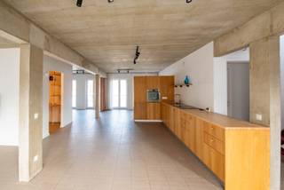 Ontdek deze stijlvolle en lichtrijke loft in de Gravinstraat 35. De open leefruimte met grote raampartijen en industriële afwerking zorgt voor...