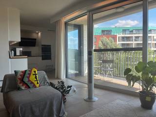 Prachtig lichtrijk appartement op toplocatie aan het Sluispark in Leuven<br />Bent u op zoek naar een stijlvol en comfortabel appartement op een uitstekende ligging? Dan is dit prachtige, lichtrijke appartement aan het groene Sluispark in Leuven zeker een bezoek waard.<br />Het appartement beschikt over een ruime inkomhal, een apart gastentoilet, een praktische berging, een aangename leefruimte met veel natuurlijke lichtinval en een open keuken. Daarnaast is er een aparte bureauruimte, ideaal voor thuiswerk of als extra hobbykamer. Via de leefruimte heeft u toegang tot het gezellige terras. De badkamer is uitgerust met een douche en een lavabo, parkeerplaats en berging.<br />Een ondergrondse parkeerplaats is inbegrepen bij het appartement en zorgt voor extra comfort.<br />Huurprijs: Appartement: € 1.450/maand + Ondergrondse parkeerplaats: € 100/maand + Gemeenschappelijke kosten: € 150/maand<br />Interesse of wenst u meer informatie of een bezoek? Neem gerust contact met ons op via claudia@immogve.be of bel 016/56.56.14.