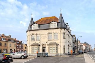 Handelspand te koop in Lombardsijde, op slechts 1km van Nieuwpoort-Stad. Dit karaktervolle pand is centraal gelegen met een goede visibiliteit en parkeermogelijkheden voor het pand. Met zijn strategische ligging vlak bij Nieuwpoort, de zee en het hinterland, is dit eigendom uitermate geschikt voor uitbating als hotel, bed & breakfast of sfeervol restaurant. Het pand is niet beschermd!De eigendom wordt aangeboden via de Power-sale formule. Van 27/10/2025 tot 03/11/2025. kan u deze eigendom op afspraak komen bezichtigen en een bod uitbrengen. De vermelde prijs is een instelprijs. Voor meer info, gelieve contact op te nemen met de dossierverantwoordelijke.Indeling gelijkvloers:- restaurant met bar en ruime keuken, toiletten, bergruimte en garageIndeling eerste verdieping:Zeer ruim appartement bestaande uit living, 4 slaapkamers, badkamer, keuken, wasplaats, apart toilet en ruime hal. Kan uitgebreid worden naar de 2e verdieping met nog extra kamers.Op de derde verdieping is een zeer ruime zolder, met de mogelijkheid tot het creëren van nog extra ruimtes.Er is bovendien een ruime droge kelder.Troeven:- Ruime oppervlakte, ideaal voor diverse commerciële invullingen.- Prachtig authentiek pand met goede visibiliteit- Parkeergelegenheid voor het pand- Op slechts een boogscheut van Nieuwpoort- Het dak werd vernieuwdBent u op zoek naar een handelspand met veel potentieel dan is dit uw kans!Dit pand is onderworpen aan de renovatieverplichting van de Vlaamse overheid voor residentiële gebouwen (behoudens bij sloop binnen 5 jaar na de aankoop). Consulteer voor meer informatie de website van het Vlaams Energie- en Klimaatagentschap via https://www.vlaanderen.be/een-woning-kopen/renovatieverplichting-voor-residentiele-gebouwen