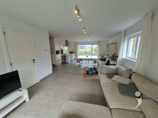 <p><span>Appartement duplex neuf dans le centre de Herent.</span></p><p><span> </span></p><p><span>Appartement magnifiquement fini avec un espace de vie très spacieux et une terrasse orientée au sud.</span></p><p><span>La cuisine est équipée de nombreux placards et appareils (lave-vaisselle, plaque vitrocéramique, hotte, réfrigérateur, micro-ondes et four)</span></p><p><span>Il y a une salle de bain facile à entretenir avec douche, toilettes et double vasque avec meuble et miroir.</span></p><p><span>Il y a 2 grandes chambres.</span></p><p><span>À l'entrée, il y a des toilettes séparées avec un petit lavabo.</span></p><p><span>La spacieuse salle technique est équipée d'un système de ventilation D, d'une chaudière à gaz économe pour le chauffage central et d'un emplacement pour le lave-linge.</span></p><p><span>Inclus un espace de stationnement ouvert souterrain et une cave avec électricité.</span></p><p><span> </span></p><p><span>Un garage peut être loué pour seulement 50 euros.</span></p><p><span>À l'avant du bâtiment, un espace de stationnement avec borne de recharge peut même être loué pour 50 euros par mois.</span></p><p><span> </span></p><p><span>50 euros de charges communes par mois.</span></p><p><span>En raison de la faible étiquette énergétique (25), la consommation est très faible. Panneaux solaires présents.</span></p><p><span> </span></p><p><span>Disponible immédiatement.</span></p><p><span>Intéressé? </span><span>Demandez votre visite via notre site web!</span></p><p><span> </span></p>
