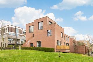 Dit verzorgd gelijkvloersappartement bevindt zich in een kleinschalige residentie met slechts twee eigenaars, zonder syndicus, wat zorgt voor...