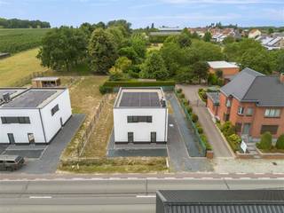 LiggingIn Alken, vinden we langs de Steenweg ter hoogte van nummer 378 deze knappe nieuwbouwwoning terug. We bevinden ons in een residentiële buurt...
