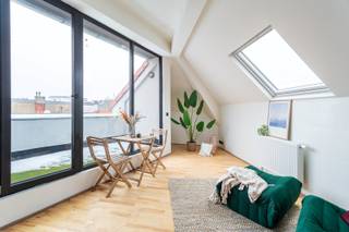 Instapklaar dakappartement op een zucht van Park Spoor Noord.<br />Renovatieproject (2022) met veel lichtinval, 1 slaapkamer, open keuken, lichte leefruimte en gezellig terras. Inkomhal met apart toilet en berging, badkamer aan de slaapkamer. Inclusief privatieve kelder en gemeenschappelijke fietsenberging. Toplocatie met vlotte bereikbaarheid.<br />Bijzonderheden: individuele meters en verwarming • conforme elektriciteit • gunstig EPC • per direct beschikbaar • opkomende buurt