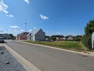 In samenwerking met bouwfirma "Bouwdesc" bieden wij u deze bouwgrond en energiezuinige nieuwbouw villa aan, gelegen in  de villawijk "De Patine"...