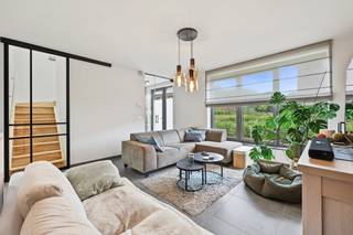<strong>Recente BEN-woning met drie slaapkamers en carport op een hoekperceel van 269 m² op een toplocatie nabij het centrum van Turnhout en Vosselaar! EPC label A, elektriciteit conform en asbestvrij! </strong><br /><br /><strong>Ligging</strong>: <span>Klaverentroef is een nieuw woonerf in de speelkaartenwijk van Turnhout. Deze hoog aangeschreven residentiële wijk heeft de perfecte ligging voor wie overal vlakbij wil wonen. Het centrum van Turnhout en Vosselaar is op fietsafstand. Scholen, openbaar vervoer, werkgelegenheid en winkels zijn vlakbij. De E34 enerzijds en de ring van Turnhout anderzijds zorgen ervoor dat elke bestemming binnen handbereik is. Het naastgelegen bos zorgt tenslotte voor de ideale ontspanning samen met de diverse pleinen die de speelkaartenwijk voorziet.</span><br /><br /><strong>Indeling</strong>: <strong>+0</strong>: inkomhal - gastentoilet - woonkamer - eetkamer met open keuken - berging. <strong>+1</strong>: drie slaapkamers - badkamer - apart toilet - wasplaats. <strong>Buiten</strong>: tuinberging met carport. <br /><br /><strong>Omschrijving</strong>: de inkomhal beschikt over een apart gastentoilet en een handige vestiaire kast. Via de grote glazen industriële deur wandelen we de lichtrijke leefruimte binnen. De eetkamer is voorzien van een open keuken en biedt uitzicht op de tuin. De keuken is voorzien van alle moderene apparatuur zoals een combi-oven, ijskast, vaatwasser en een elektrisch vuur met dampkap. Aansluitend nog een praktische en ruime bergplaats.<br /><br />Op de eerste verdieping treffen we de drie slaapkamers met groottes van zo'n 12 m², 9 m² en 8 m². Daarnaast nog een ruime wasplaats en de badkamer dewelke voorzien is van een inloopdouche en een lavabomeubel met dubbele spoelbak. <br /><br />De tuin is uiterst rustig gelegen gezien de woonwijk zelf zich in een doodlopende lus bevindt. Aan de overkant van de woning bevindt zich één van de vele buurtspeelpleintjes. Achteraan de tuin komen we rechtstreeks bij de privatieve carport met een tuinberging van nog zo'n 12 m²! <br /><br /><strong>Bijzondere informatieplicht</strong>: in aanvraag.