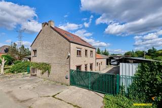 <p><span>Deze </span><span>zeer ruime woning</span><span> biedt vooral veel potentieel voor wie op zoek is naar oppervlakte, meerdere slaapkamers en een praktische ligging. Dankzij de </span><span>6 volwaardige slaapkamers</span><span> en de royale ruimtes kan het pand, mits de nodige renovatiewerken onder meer interessant zijn voor investeerders of bedrijven die huisvesting voor werkkrachten voorzien.</span></p><p><span>De woning is gelegen langs een vlot bereikbare verbindingsweg tussen Leopoldsburg en Lommel, met winkels en scholen vlakbij en natuur in de directe omgeving. <br />Binnen valt vooral de grote bewoonbare oppervlakte op. Het gelijkvloers biedt bijzonder veel ruimte en beschikt onder andere over een open keuken, een basic ingerichte badkamer en verschillende praktische opbergmogelijkheden.</span></p><p><span>Ook boven is ruimte troef, met in totaal </span><span>zes volwaardige slaapkamers</span><span>. Hierdoor leent de indeling zich tot verschillende invullingen en kan de woning na renovatie aangepast worden aan de behoeften van de toekomstige eigenaar of gebruiker.</span></p><p><span>Het pand vraagt een grondige renovatie. De elektrische installatie is momenteel niet conform en ook energetisch zijn er nog verbeteringen mogelijk. Zo wordt de woning momenteel verwarmd via LPG en elektrische kachels, zijn er nog geen zonnepanelen aanwezig en dient rekening gehouden te worden met de renovatieverplichting. Dit biedt tegelijk de mogelijkheid om het pand technisch en energetisch volledig naar eigen inzicht te moderniseren.</span></p><p><span>Het geheel bevindt zich op een ruim perceel.  Achteraan de woning is er een loods en een afdak voor stalling van materiaal of voertuigen. </span></p><p><span>Kortom: een pand met uitzonderlijk veel ruimte en 6 slaapkamers, interessant voor wie bereid is te renoveren en vooral veel vierkante meters en gebruiksmogelijkheden zoekt.</span></p><p><span> </span></p><p><span>Renovatieverplichting residentiële gebouwen van toepassing.<br />Meer info: <span>https://energiesparen.be/renovatieverplichting</span></span></p><p><span> </span></p><p><span>Bestuursmaatregelen in het maatregelenregister: nee</span><span> </span></p><p><span> </span></p>