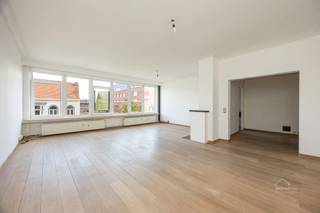 <p><span>Ruim appartement met 3 slpk en 2 terrassen op toplocatie!</span></p><p><span>Centraal gelegen op wandelafstand van winkels, scholen horeca en openbaar vervoer, met een uitstekende verbinding en drie grote parken om de hoek.</span></p><p><span> </span></p><p><span>Welkom in dit prachtig appartement van </span><span>132m²</span><span> (cfr. EPC) gelegen op de</span><span> 5de verdieping</span><span> van een goed onderhouden gebouw. </span></p><p><span>Bij het betreden van de </span><span>inkomhal</span><span> krijgen we meteen toegang tot alle ruimtes. De </span><span>ruime leefruimte</span><span> geniet van </span><span>veel lichtinval</span><span> dankzij de grote raampartijen en geeft een aangenaam open gevoel.</span></p><p><span>Aansluitend bevindt zich de </span><span>moderne</span><span> </span><span>keuken</span><span> dewelke </span><span>volledig geïnstalleerd </span><span>is en toegang geeft tot het </span><span>eerste terras</span><span>. </span></p><p><span> </span></p><p><span>Het appartement beschikt over</span><span> 3 slaapkamers</span><span> waarbij de grootste kamer ons toegang geeft tot het </span><span>tweede terras. </span></p><p><span>Aan de grote slaapkamer is er een </span><span>dressing</span><span> voorzien met een</span><span> aansluiting voor wasmachine</span><span>.</span></p><p><span> </span></p><p><span>De</span><span> badkamer</span><span> is voorzien van een douche in ligbad en een dubbele wastafel. </span></p><p><span>Tenslotte is er een</span><span> apart toilet</span><span> aanwezig.</span></p><p><span> </span></p><p><span>Troeven:</span></p><p><span> </span></p><ul><li><span>Ruim en lichtrijk</span></li><li><span>EPC B</span></li><li><span>3 slaapkamers</span></li><li><span>2 terrassen</span></li><li><span>Instapklaar</span></li></ul><p><span> </span></p><p><span>Vrijblijvend advies met gratis schatting van uw eigendom? Neem gerust contact met ons op! </span></p><p><span> </span></p><p><span>Jessica Wojcik</span></p><p><span><span>Jessica@homeforyou.be</span></span></p><p><span>+32 488 24 97 20</span></p><p><span>7/7 bereikbaar</span></p><p><span> </span></p><p><span> </span></p>