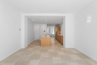 Prachtig gerenoveerde stadswoning met 3 slaapkamers en 2 badkamers in hartje Brugge.<br /><br />Bent u op zoek naar een unieke combinatie van de authentieke Brugse sfeer en het ultieme comfort van een gloednieuwe renovatie? <br />Deze prachtige stadswoning is in 2026 van kop tot teen volledig verbouwd met oog voor detail, duurzaamheid en luxe. Gelegen binnen de Brugse ei-levering, bevindt u zich hier op wandelafstand van de bruisende Markt, gezellige horeca en culturele hotspots.<br /><br />De indeling van de woning :<br />Gelijkvloers – Licht en leefruimte: Bij het binnenkomen treft u een open en lichtrijke leefruimte. De modern ingerichte keuken is voorzien van alle hedendaagse, hoogwaardige inbouwapparatuur en loopt naadloos over in de eetkamer en het gezellige salon. Grote glaspartijen zorgen voor een mooie lichtinval en een vlot contact met de stadskoer/buitenruimte.<br /><br />Eerste verdieping – Master bedroom met en-suite badkamer bestaande uit inloopdouche, ligbad, lavabomeubel en toilet. Een functionele berging maakt de eerste verdieping af.<br /><br />Tweede verdieping – Comfortabele slaapkamers (2) &amp; douchekamer &amp; apart toilet.<br /><br />Troeven van deze verbouwing (2026)<br />Totaalrenovatie: Alles is nieuw. Van de leidingen, elektriciteit en technieken tot de vloeren, bezetting en isolatie.<br /><br />Energiezuinig: Dankzij de renovatie in 2026 voldoet de woning aan de strengste hedendaagse energienormen (optimale dak-, muur- en vloerisolatie en hoogrendementsbeglazing).<br /><br />Toplocatie: Gelegen in de historische binnenstad van Brugge, maar toch vlot bereikbaar.<br /><br />Deze woning is de perfecte match voor wie houdt van het Brugse stadsleven zonder in te boeten op modern wooncomfort. Ideaal als gezinswoning, stijlvol tweedeverblijf of als waardevaste investering.<br /><br />Wilt u de sfeer zelf komen opsnuiven? Neem dan snel contact op voor een bezoek ter plaatse : 0470 50 50 50 - info@futurimmo.be.