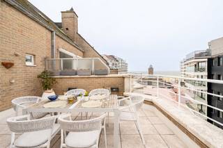 Dit lichtrijke duplexappartement beschikt over een aangename indeling en twee ruime terrassen.Op het eerste niveau bevindt zich de inkomhal met...