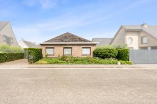 <p>Te koop: gelijkvloerse open bebouwing in Sint-Niklaas, gelegen aan de stadsrand in een rustige, residentiële buurt.</p>
<p> </p>
<p>Deze woning uit 1973 biedt een solide basis voor wie op zoek is naar een huis met potentieel. Met een ruime tuin van 720 m², een praktische indeling en ligging nabij openbaar vervoer en invalswegen, geniet u van zowel comfort als bereikbaarheid. De open bebouwing zorgt voor veel lichtinval en privacy, terwijl de grote buitenruimte mogelijkheden biedt voor tuinliefhebbers en gezinnen.</p>
<p> </p>
<p>Belangrijkste ruimtes:<br />• Living (22 m²) met aangename lichtinval<br />• Keuken (11,36 m²) uitgerust met spoelbak, vaatwasser, dampkap en keramische kookplaat<br />• Berging (10,28 m²) met spoelbak, aansluitingen voor wasmachine en droogkast, ingemaakte kasten<br />• Twee slaapkamers (12,34 m² en 14,43 m²)<br />• Badkamer (3,82 m²) met douche, toilet en spoelbak<br />• Inkomhal (9,16 m²)<br />• Schuur (22,44 m²)<br />• Tuin (720 m²) met moestuin en terras</p>
<p> </p>
<p>Troeven:<br />• Grote tuin van 720 m² met terras en moestuin<br />• Rustige ligging aan de stadsrand, nabij openbaar vervoer en invalswegen<br />• Extra comfort en toegankelijkheid zonder trappen</p>
<p> </p>
<p>Neem vandaag nog contact op met uw ERA-makelaar voor een bezoek.</p>
<p> </p>
<p>JOUW DROOMHUIS. ZO GEVONDEN!</p>
