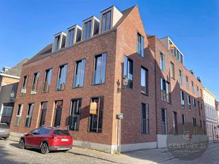 Prachtige nieuwbouwwoning in het rustige Sint-Gillis kwartier.<br />Op wandelafstand van allerlei diverse faciliteiten die de mooie binnenstad te bieden heeft.<br /><br />Gemeenschappelijk park/tuin en fietsenberging in het complex is inbegrepen. <br /><br />Indeling van de woning: <br />Ruime inkom, gastentoilet, eetplaats met open keuken, berging, trap<br />Op het eerste verdiep is een woonkamer, douchekamer en eerste kamer. <br />Op het tweede verdiep zijn nog eens 2 kamers en een badkamer met ligbad.<br />Alles is zeer luxueus afgewerkt. <br />Fietsenberging in de kelder van het achterliggend gebouw.<br />Ondergrondse verzorgde staanplaats inbegrepen in prijs.<br />100 euro/maand voorschot voor gas.