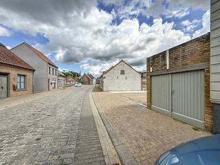 Cet entrepôt avec parking est situé près de Furnes, plus précisément dans le centre d'Izenberge (Alveringem). Le hangar a une superficie de 845 m²...