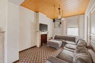 WELKOM IN DIT CHARMANTE HUIS IN RONSEOntdek dit aantrekkelijk woonhuis gelegen in het hart van Ronse, een perfecte keuze voor wie op zoek is naar een gezellige en functionele thuisbasis. Met een totale bewoonbare oppervlakte van 121 m² biedt dit pand alles wat u nodig heeft voor een comfortabel woonleven.INDELING EN RUIMTENDit huis beschikt over twee slaapkamers die volop mogelijkheden bieden voor gezinnen of als kantoor- en gastenkamer. Een compacte badkamer voorzien van een bad, douche en twee wastafels zorgt voor optimaal comfort en gemak voor alle bewoners. De woonruimten zijn goed verdeeld en creëren een natuurlijke flow door het huis.KEUKEN EN LEEFRUIMTEDe nieuwe keuken is uitgerust met moderne kasten in een frisse groen-witte kleur en beschikt over natuurlijke houten werkbladen. Met een volledig ingebouwde oven, gasfornuis en voldoende opbergruimte is deze keuken een absolute blikvanger. De tegelvloer met authentiek patroon voegt karakter toe aan deze ruimte. De aangrenzende woonkamer nodigt uit tot gezelligheid met veel daglicht.LICHT EN LUCHTDit pand kenmerkt zich door veel natuurlijk licht dankzij goed geplaatste ramen en grote glazen deuren. Een groot glazen plafond in de keuken zorgt voor extra helderheid en een open, aangename atmosfeer.EXTRA RUIMTENHet huis beschikt over een ruime zolder met dakvensters, perfect voor extra opbergruimte of toekomstige renovatie tot extra bewoonbare ruimte. Een afgesloten achtertuin met houten schutting biedt privacy en is ideaal voor ontspanning of aanpassingen naar wens.LIGGING EN CHARMEGelegen in een rustige buurt van Ronse, combineert dit huis traditionele Vlaamse karakteristieken met moderne comfort. De voorgevel in witte gestuukte voorkant geeft het een klassieke uitstraling, terwijl het interieur een mix biedt van vintage en hedendaagse elementen.Dit woonhuis is een geweldige gelegenheid voor starters, kleine gezinnen of wie zoekt naar een authentieke woonruimte met potentieel. Laat u verleiden door de warmte en gezelligheid die dit huis uitstraalt.Dé ideale starterswoning én een interessante investeringsopportuniteit! De woning werd verhuurd aan € 730 per maand.Interesse? Bezoek na afspraak met Immo Beguin, jouw vastgoedexpert sinds 2009.✉️ info@immobeguin.be