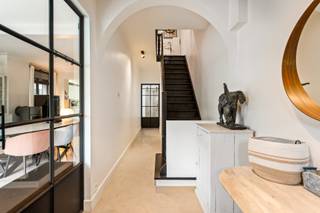 Luxe dorpswoning Zoersel: 4 slpks, A-label, 280m²<br /><br />Gelegen in het centrum van Sint Antonius Zoersel bevindt zich deze stijlvol en kwalitatief gerenoveerde woning op een perceel van ca. 855 m² met een totale bewoonbare oppervlakte van ca. 280 m².<br /><br />Indeling gelijkvloers<br />Via de inkomhal met smeedijzeren deur betreedt u de lichtrijke leefruimte met eetkamer, salon met houtkachel en een ruime open leefkeuken. De keuken is volledig uitgerust met hoogwaardige toestellen en een natuurstenen werkblad, aangevuld met een gezellige ontbijttafel.<br />Aansluitend aan de keuken bevindt zich een recente aanbouw met een volwaardige kantoorruimte, ideaal voor thuiswerk of een vrij beroep, met een aparte ingang.<br /><br />Verder is er een praktische bijkeuken met aansluiting voor wasmachine en droogkast, ingemaakte kasten en toegang naar buiten. Gastentoilet en kelder aanwezig.<br /><br />Eerste verdieping<br />Op de eerste verdieping bevinden zich in totaal drie slaapkamers. Twee slaapkamers maken deel uit van de oorspronkelijke woning. De derde slaapkamer betreft de master bedroom in de aanbouw, die rechtstreeks aansluit op een luxueus afgewerkte badkamer.<br />Deze badkamer is voorzien van grote smeedijzeren raampartijen met een prachtig groen uitzicht en geeft toegang tot een aangelegd terras.<br />Op deze verdieping is tevens een tweede badkamer aanwezig, uitgerust met inloopdouche, lavabomeubel en toilet.<br /><br />Tweede verdieping<br />De tweede verdieping werd ingericht als een ruime slaapkamer onder het dak, met veel lichtinval en ingemaakte kasten.<br /><br />Tuin en buitenruimte<br />De zuidwest georiënteerde tuin met ruim terras biedt maximale zon en privacy. Het verwarmde zwembad (3m x 8m x 1,60m) werkt op warmtepomp en wordt biologisch gezuiverd.<br /><br />Bijgebouw achteraan de tuin<br />Achteraan bevindt zich een afzonderlijk bijgebouw dat tal van mogelijkheden biedt: garage, kantoor, praktijkruimte of hobbyruimte. Dit gebouw is losstaand van de woning en vormt een extra troef voor wie ruimte en flexibiliteit zoekt.