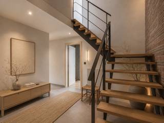 <p><strong>Gelegen in hartje Turnhout in residentie "Nationale Bank": karaktervol en gezellig duplex-appartement in loftstijl van ca. 182 m² met een schitterend zicht op de Grote Markt. Dit unieke appartement bevindt zich op de eerste en tweede verdieping en beschikt over 3 (slaap)kamers en 2 badkamers. </strong><strong>De Grote Markt én Turnova bevinden zich om de hoek, waardoor u alle voorzieningen, restaurants en openbaar vervoer op wandelafstand heeft. </strong><strong>Bovendien geniet dit appartement van een zeer gunstige EPC-score van 164 kWh/m²/jaar (label B). <span>De vraagprijs is inclusief een ondergrondse autostaanplaats ter waarde van 25.000 EUR.</span><br /><br /></strong><span>Indeling:</span> Ruime inkomhal met gastentoilet en houten trap naar de slaapvertrekken op de 2de verdieping. Op de eerste verdieping heeft u een lichte woonkamer met vide over de 2 verdiepingen, een open leefkeuken voorzien van een vaatwasmachine, keramische kookplaat, dampkap, ingebouwde koelkast, combi-oven en dubbele spoelbak in kookeiland. Aansluitend aan de keuken heeft u een ruime berging met aansluitingen voor de wasapparatuur. Heel praktisch is ook de slaapkamer met ensuite badkamer op dezelfde verdieping als de woonkamer. De gehele eerste en tweede verdieping is op massieve eiken parketvloer.<br /><br />Op de 2de verdieping heeft u een slaapkamer met ensuite dressing, een berging en een bureel dat uitkijkt op de woonkamer en op de Grote Markt. Zowel de dressing als het bureel zijn voorzien van ingemaakte kasten.<br /><br /><strong><span>Inclusief een ondergrondse autostaanplaats ter waarde van 25.000 EUR. <br /></span><br /></strong><span>Bijzonderheden:<br /></span>- Geluidswerende en thermische isolerende beglazing<br />- Gunstig EPC: 164 kWh/m² (B-label)<br />- Elektrische rolluiken in woonkamer<br />- Centrale verwarming op aardgas<br />- Lift aanwezig<br />- Terras van ca. 34m² aan de achterzijde (via de gemeenschappelijke hal te bereiken)<br />- Gemeenschappelijke fietsenberging<br />- 400€ / maand voorschot gemeenschappelijke kosten (incl. blokpolis, syndicuskosten én individuele verwarming- en waterverbruik)<br /><br />Bekijk dit appartement via onze virtual tour: https://tour.giraffe360.com/2291bc4fe0494e16b14d993f5785c318/</p>