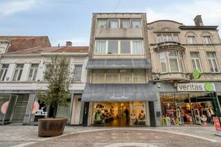Discover this excellently located commercial property for rent in Roeselare's bustling shopping street. Due to its prime location and spacious layout, this representative building offers numerous opportunities for entrepreneurs looking for quality business real estate.<br /><br />Located in the car-free zone of the Ooststraat in Roeselare, surrounded by established names such as Veritas, Zeeman and River Woods. The location guarantees maximum visibility and plenty of passage.<br /><br />Land area: approx. 190 m²<br /><br />Usable area: approx. 255 m²<br /><br />Building layout<br />The property is spread over two floors:<br /><br />- Ground floor: commercial commercial space with a wide, inward display case of approximately 7 m for maximum visibility.<br /><br />- First floor: additional retail area, separate office for administration and a spacious storage area.<br /><br />- Basement<br /><br />- Sanitary facilities and an equipped kitchen.<br /><br />Advantages of this property<br /><br />- Maximum storefront space<br /><br />- Existing lift for optimal comfort<br /><br />This retail property for rent is the ideal place for your business in a prime location in Roeselare. A unique opportunity for those who want to rent in a commercial environment.<br /><br />Are you looking for commercial real estate consisting of commercial property for rent in Roeselare? Do not hesitate to contact us on 051 21 22 23.<br /><br />Register of measures: no
