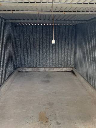 Afsluitbare en droge garage:Centraal gelegen garage (2,5 x 4,95) met handmatige kantelpoort...