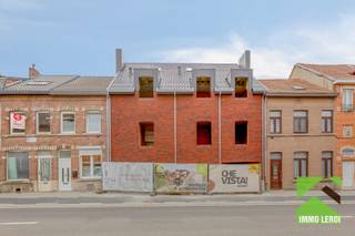 Appartement 4 bevindt zich bovenaan residentie CHE VISTA! en strekt zich uit over verdiepingen +2 en +3. De leefruimte ligt op de tweede verdieping, terwijl de bovenste verdieping volledig is ingericht als slaapgedeelte.<br /><br />Op verdieping +2 bevinden zich de keuken, eetkamer en salon, aangevuld met een berging en toegang tot het zuidgerichte terras van ca. 6,08 m². De ligging bovenaan het gebouw en de architectuur onder het dak geven deze leefruimte een eigen karakter.<br /><br />Via de interne trap bereik je verdieping +3, waar zich twee slaapkamers, de badkamer, een afzonderlijk toilet en de nachthal bevinden. Door de schuine dakvlakken krijgt deze verdieping een gezellige, meer intieme uitstraling.<br /><br />Troeven: 2 slaapkamers, duplex op de bovenste verdiepingen, zuidgericht terras, private parkeerplaats, warmtepomp, vloerverwarming, ventilatiesysteem D, BEN-niveau E30 met mogelijkheid tot E10.<br /><br />Deze nieuwbouweenheid kan onder de wettelijke voorwaarden in aanmerking komen voor aankoop aan het verlaagde btw-tarief van 6% in het kader van afbraak en heropbouw.<br /><br />Lijkt deze woning wel iets voor jou? Plan dan snel een bezoek door te bellen naar 012 23 00 23 of stel je vragen aan dries@immo-leroi.be.