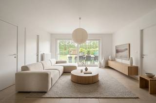 Dit instapklaar gelijkvloers appartement is gelegen in Residentie Villa dell'arte op een toplocatie vlakbij het centrum van Evergem.<br /><br />Het appartement beschikt over een inkomhal met afzonderlijk bezoekerstoilet een ruime en lichtrijke woonkamer met open volledig ingerichte keuken.<br />Twee slaapkamers, een ingerichte badkamer met inloopdouche en badkamermeubel. In het appartement is een technische berging en bijkomend een grote kelderberging en autostaanplaats in de ondergrondse garage. Aanpalend aan de woonkamer een terras en mooie privé tuin met tuinhuis.<br /><br />Het appartement is uitermate geschikt voor eigen bewoning evenwel als opbrengsteigendom.<br /><br />Wenst u deze fantastische eigendom te bezoeken bel gerust voor een afspraak op 09 395 05 40 of contacteer ons via onze website