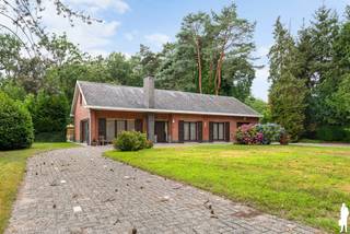 <div>
<div>
<div>
<div>
<div>
<div>
<p><strong>Woning met 3 slaapkamers, ruime zolder en garage op een topligging te Bonheiden (Rijmenam).</strong></p>
<p>Bent u op zoek naar een woning met enorm veel potentieel op een rustige, groene locatie? Dan is deze open bebouwing op een perceel van 2.072 m² gelegen te Bonheiden (Rijmenam) beslist een bezoek waard.</p>
<p>De grootste troeven van deze woning zijn zonder twijfel de uitzonderlijk rustige ligging, midden in het groen, én het comfortabele gelijkvloerse woonprogramma. Alle essentiële leefruimtes bevinden zich op het gelijkvloers, waardoor de woning uitermate geschikt is voor wie levenslang comfortabel wil wonen.</p>
<p>Via de inkomhal komt u in de lichtrijke leefruimte met zithoek en eetplaats. Aansluitend bevindt zich de functionele keuken, die rechtstreeks toegang biedt tot het ruime terras en de aangename tuin. Hier geniet u in alle privacy van de groene omgeving. <br />De overdekte zithoek maakt het bovendien mogelijk om in elk seizoen van het buitenleven te genieten.</p>
<p>Verder beschikt de woning over drie volwaardige slaapkamers, een badkamer met ligbad en dubbele lavabo, een afzonderlijk toilet en een ruime nachthal. De bijzonder ruime inpandige garage biedt plaats voor een wagen of kan perfect dienstdoen als extra berging of hobbyruimte.</p>
<p>Een absolute meerwaarde is de royale zolderverdieping. Deze is momenteel opgedeeld in verschillende compartimenten, maar biedt tal van mogelijkheden om extra slaapkamers, een bureau, hobbyruimte of bijkomende leefruimte te creëren. Ideaal voor wie op zoek is naar een woning die kan meegroeien met zijn of haar woonwensen.</p>
<p>Hoewel de woning een grondige renovatie vraagt, vormt dit net de ideale kans om ze volledig naar eigen smaak en hedendaagse normen in te richten. Dankzij haar solide basis, ruime volumes en uitstekende ligging kan deze woning uitgroeien tot een echte parel.</p>
<p><strong>Troeven:</strong></p>
<ul>
<li>Rustige, groene ligging in Bonheiden (Rijmenam)</li>
<li>Open bebouwing op perceel van 2.072 m²</li>
<li>Volledig woonprogramma op het gelijkvloers</li>
<li>3 volwaardige slaapkamers</li>
<li>Ruime inpandige garage</li>
<li>Grote zolder met tal van uitbreidingsmogelijkheden</li>
<li>Ruim terras en overdekte zithoek</li>
<li>Renovatiewoning met bijzonder veel potentieel</li>
</ul>
<p>Interesse? Contacteer onze vastgoedverantwoordelijke voor meer informatie of een bezoek via <strong>015 70 70 00</strong> of mail naar <strong>keerbergen@deboerenpartners.be.</strong></p>
</div>
</div>
</div>
</div>
</div>
</div>