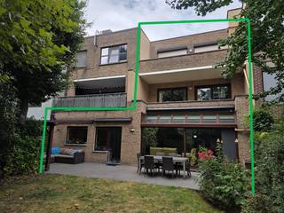 <p>Een ruime energiezuinige (EPC B 166) gezinswoning op een toplocatie in Berchem (mobiscore 9,4).</p><p>Instapklare woning met royale bewoonbare oppervlakte van 258 m². Leefruimte en keuken beiden gelijkvloers met veel natuurlijk licht en volledig uitgeruste keuken gelijkvloers met zicht op zonnige tuin van 210 m² en terras van 20m². Op twee verdiepingen zijn er 6 slaapkamers met per verdieping een badkamer, 3 WC’s, een inpandige garage met automatische poort en 2 parkeerplaatsen op de oprit (+laadpaal).</p><p>Ook op technisch vlak scoort deze woning uitstekend. Zo beschikt zij over een EPC-label B, conforme elektriciteit, een hoogrendementsgasketel, dakisolatie, dubbele beglazing en een asbestveilig attest. Er is ook een alarmsysteem aanwezig.</p><p>Een woning met deze combinatie van ruimte, comfort en ligging is uniek.</p><p>Een bezoek mogelijk op afspraak via whatsapp of via</p><p>Troeven op een rij:<br />✓ Instapklare woning<br />✓ Circa 258 m² bewoonbare oppervlakte<br />✓ Perceel van 338 m²<br />✓ 6 slaapkamers<br />✓ 2 badkamers en 3 toiletten<br />✓ Grote zonnige tuin van 210 m² met terras<br />✓ Inpandige garage met automatische poort<br />✓ 2 parkeerplaatsen op oprit<br />✓ EPC B en conforme elektriciteit<br />✓ Laadpaal en alarmsysteem<br />✓ Centrale ligging in Berchem</p>