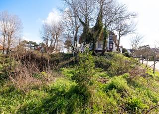 OMVANGRIJK (740 m²) PERCEEL BOUWGROND MET TOPLIGGING IN KOKSIJDE-BADDit uitzonderlijk stuk bouwgrond is gelegen in de Bauwenslaan en combineert een...