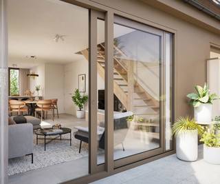 Résidence HOF est un projet de construction neuf extrêmement attrayant et durable qui sera réalisé en plein cœur d'Aartrijke. Profitez du calme et du jardin intérieur verdoyant à distance de marche de toutes les nécessités quotidiennes telles que les magasins, la boulangerie, la boucherie, les restaurants, etc.  Le projet est unique à Aartrijke et propose à la fois des appartements d'investissement confortables, des duplex, des appartements spacieux de 3 chambres, des penthouses luxueux et même 3 maisons familiales.  L'ensemble du complexe sera construit dans 3 bâtiments comprenant chacun 10 unités, ainsi que 3 maisons. Au sous-sol, qui s'étend sous tous les bâtiments, 27 places de parking et 11 garages seront prévus. De cette manière, vous bénéficiez des avantages d'une résidence à taille humaine, combinés au confort d'un projet plus important.  Bien entendu, une grande attention est accordée à la durabilité et à l'efficacité énergétique du complexe. Les normes les plus récentes sont respectées à tous les niveaux et des matériaux de qualité et durables sont systématiquement choisis.  De plus, la Résidence HOF est éligible à la mesure temporaire de 6% !  Choisissez parmi de nombreux types différents avec des superficies allant de 74 m2 à 171 m2.  N'hésitez pas à contacter Luc au 0475 26 18 01 pour plus d'informations !