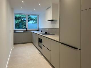 Maak snel uw afspraak via Anne De Block- OC Vastgoed: 0471 38 00 36 of anne@ocvastgoed.be<br /><br />Dit ruim, lichtrijk appartement (71m²) met twee slaapkamers bevindt zich in een rustige woonwijk te Deurne in een kleinschalig appartementsgebouw. Belangrijke invalswegen, winkels en scholen op wandelafstand. <br /><br />Indeling - appartement op eerste verdieping:<br />- Lichtrijke leef- en eetruimte met grote raampartijn 25m²<br />- Keuken voorzien van alle toestellen <br />- Twee slaapkamers (14m² /5,5m²)<br />- Moderne badkamer voorzien van inloopdouche en dubbele lavabo <br /><br />Twee private kelderbergingen.<br />Parkeerplaats in de straat. <br /><br />Technische gegevens:<br />Conforme elektriciteit, dubbele beglazing en energiezuinig.<br /><br />Bent u op zoek naar een instapklaar appartement in Deurne of een interessante investering? Kom dan zeker langs, dit is de eerste bewoning na renovatie ! <br /><strong>BEZOEKDAG ZATERDAG 6 JUNI, NA AFSPRAAK! </strong><br /><br />EPC 180 (energielabel B) - energiezuinig / Bewoonbare oppervlakte volgens het EPC attest zonder terrassen: 71m²<br />m² <br />Stedenbouwkundige inlichtingen aangevraagd op 31/05/2026<br />Geen overstromingsgevoelig gebied: P-score: A, G-score: A<br />Geen renovatieverplichting!