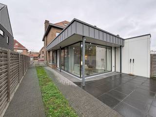 Cette maison d'Assebroek est en excellent état et offre tout l'espace nécessaire à une famille moderne. L'espace de vie spacieux constitue le cœur...