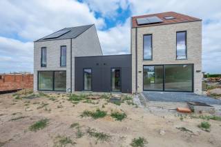 In een aangename en groene omgeving nabij het centrum van Kortenaken verrijst Comperenberg, een eigentijds nieuwbouwproject voor wie bewust kiest voor comfortabel en energiezuinig wonen. Hier geniet je van de rust van het landelijke leven, terwijl winkels, scholen en dagelijkse voorzieningen vlot bereikbaar zijn.<br /><br />Het project omvat 20 moderne woningen, ontworpen met aandacht voor hedendaags wooncomfort en een praktische leefomgeving. Met een bewoonbare oppervlakte van 171 m² tot 192 m² bieden de woningen volop ruimte voor gezinnen, koppels en iedereen die graag comfortabel en toekomstgericht woont. De drie slaapkamers en de private tuin zorgen voor een aangename combinatie van leefruimte, privacy en flexibiliteit.<br /><br />Bij de ontwikkeling werd sterk ingezet op energiezuinig wonen. Dankzij onder meer een warmtepomp en zonnepanelen zijn de woningen ontworpen met het oog op een lager energieverbruik en een comfortabele woonervaring. Zo combineert Comperenberg hedendaagse architectuur met een duurzame manier van wonen.<br /><br />Ook de ligging is een belangrijke troef. Vanuit je nieuwe thuis ben je op wandelafstand van het dorpscentrum en woon je tegelijk in een omgeving waar rust en groen centraal staan. Kortenaken biedt daarmee een aangename balans tussen landelijk wonen en dagelijkse bereikbaarheid.<br /><br />De woningen worden voorzien van een kwalitatieve afwerking en een doordachte indeling, zodat de beschikbare ruimte optimaal tot zijn recht komt. Elke woning beschikt bovendien over een private parkeerplaats en een eigen tuin, waardoor je meteen beschikt over alle ingrediënten voor een comfortabele thuis.<br /><br />Wie vandaag kiest voor Comperenberg, kiest voor een woning die aansluit bij de manier waarop we morgen willen wonen: ruim, energiezuinig, praktisch en aangenaam gelegen.<br /><br />Bovendien zijn er interessante betalingsvoorwaarden en kan onder bepaalde voorwaarden worden genoten van 6% btw, wat dit nieuwbouwproject extra interessant maakt voor wie zijn woonplannen wil realiseren.<br /><br />Ontdek Comperenberg en laat je verrassen door de ruimte, het comfort en de rustige omgeving. Misschien begint jouw nieuwe thuis wel hier, in het mooie Kortenaken.<br /><br />Neem contact met ons op voor meer informatie of een persoonlijk bezoek.