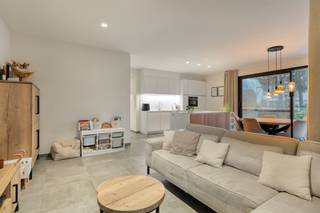 Ce magnifique appartement récent, situé au rez-de-chaussée d'un petit projet immobilier neuf au 48A Bronstraat à Dilbeek, offre une combinaison unique de tranquillité, de confort et d'excellente accessibilité. Situé dans une oasis de verdure et de calme dans un quartier résidentiel, vous bénéficiez ici d'une intimité maximale, tandis que le centre et les principales voies d'accès se trouvent à proximité.

En entrant dans l'appartement, vous arrivez dans un hall d'entrée soigné avec des placards pratiques qui offrent un espace de rangement supplémentaire. Le salon est lumineux et spacieux et s'intègre parfaitement à la cuisine hyper équipée, qui dispose d'appareils électroménagers de haute qualité et d'un espace de travail et de rangement suffisant, idéal pour ceux qui aiment cuisiner et apprécient le confort.

L'appartement dispose de deux belles chambres à coucher qui respirent le calme et la convivialité. Il y a également des toilettes séparées pour les invités et une salle de bains élégante avec une douche à l'italienne moderne. Le débarras pratique complète le tout et offre de la place pour une machine à laver, un sèche-linge et un espace de rangement supplémentaire.

La terrasse spacieuse et l'agréable jardin privé, qui sont directement accessibles depuis l'appartement, constituent un atout indéniable.
À acheter : place de parking souterraine à 35 000 € et cave privée à 9 000 €.

L'appartement dispose également de panneaux solaires, ce qui réduit la consommation d'énergie à presque rien.

Vente sous droits d'enregistrement !!!

En bref, cet appartement est le logement idéal pour ceux qui recherchent le confort moderne dans un environnement résidentiel calme, bénéficiant d'un excellent emplacement à proximité du centre-ville et des principaux axes routiers.

Plus d'informations ou visite : Michael@immoaccenta.be