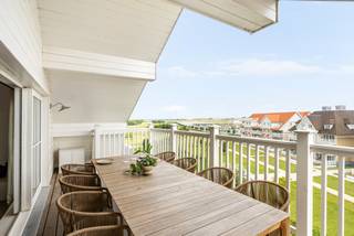 Gelegen op een absolute toplocatie aan de Belgische kust bevindt zich deze uitzonderlijke penthouse in het hart van Nieuwpoort. U geniet hier van een unieke combinatie van rust en levendigheid: op wandelafstand van het strand, de jachthaven en tal van kwalitatieve restaurants, winkels en recreatiemogelijkheden. Nieuwpoort staat bekend om zijn charmante kustsfeer, brede stranden en uitstekende bereikbaarheid, wat deze locatie uitermate geschikt maakt voor zowel permanente bewoning als een luxueus tweede verblijf.<br /><br />Deze exclusieve duplex penthouse onderscheidt zich door zijn hoogwaardige afwerking, doordachte indeling en royale ruimtes. De leefverdieping is ontworpen met maximale lichtinval en omvat een ruime living met eetplaats, een stijlvolle open keuken en directe toegang tot meerdere zonnige terrassen. Grote raampartijen zorgen voor een aangenaam open gevoel en een naadloze connectie met buiten.<br /><br />Op deze verdieping bevindt zich bovendien de royale master bedroom met een ensuite badkamer en een ensuite dressing. Verder zijn er praktische voorzieningen zoals een vestiaire, gastentoilet en berging.<br /><br />Het slaapverdiep biedt 3 ruime slaapkamers, elk met een eigen badkamer voorzien van douche en lavabo. Elke kamer beschikt bovendien over ingemaakte kasten, wat zorgt voor een uniform, kwalitatief en praktisch geheel. Dit unieke comfortniveau zorgt voor maximale privacy en maakt deze penthouse bijzonder geschikt voor gezinnen of het ontvangen van gasten in alle luxe.<br /><br />Het geheel wordt afgewerkt met hoogwaardige en duurzame materialen, gecombineerd met een moderne architectuur en een verfijnde uitstraling. De vijf terrassen maken het mogelijk om op elk moment van de dag te genieten van zon, rust en buitenruimte.<br /><br />Kortom, een uitzonderlijke duplex penthouse waar luxe, ruimte en locatie samenkomen in een uniek aanbod aan de Belgische kust.