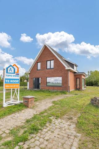 <p>Ontdek deze <strong>alleenstaande, solide woning met naastliggende weide</strong>, gelegen op een perceel van <strong>19a 37ca</strong>, die in <strong>2024 grondig werd gerenoveerd</strong>. Dankzij de <strong>gunstige ligging</strong> geniet u van een vlotte bereikbaarheid en een uitstekende uitvalsbasis.</p><p>Deze energiezuinige woning beschikt over een <strong>EPC-label B (bijna A!)</strong> en combineert hedendaags wooncomfort met een overvloed aan <strong>natuurlijke lichtinval</strong>.</p><p>Bovendien geniet u van een <strong>blijvend open en groen uitzicht</strong>, aangezien <strong>rechts van de woning niet gebouwd kan worden (gelegen in agrarisch gebied)</strong></p><h3>Indeling</h3><p>Op het <strong>gelijkvloers</strong> komt u binnen via een ruime inkomhal met gastentoilet. De <strong>lichtrijke en bijzonder ruime leefruimte (66,5 m²!)</strong> vormt het centrale punt van de woning en sluit naadloos aan op een <strong>kwalitatieve open keuken</strong>. Aansluitend bevindt zich een praktische en ruime berging, uitgerust met douche en lavabo.</p><p>Op de <strong>eerste verdieping</strong> vindt u een nachthal met mogelijkheid tot het inrichten van een bureauruimte, evenals <strong>drie volwaardige slaapkamers</strong> en een badkamer. De bestaande aanbouw biedt bovendien de mogelijkheid om de woning verder uit te breiden op deze verdieping (ter hoogte van de eetplaats).</p><p>De <strong>tweede verdieping</strong> beschikt over een handige stockagezolder.</p><h3>Troeven</h3><ul><li><p>Vloerverwarming via warmtepomp</p></li><li><p>Regenwaterput van 10.000 liter</p></li><li><p>Garage</p></li><li><p>Buitenschrijnwerk in aluminium met hoogrendementsglas</p></li><li><p>12 zonnepanelen</p></li><li><p>Ventilatiesysteem C+</p></li><li><p><strong>Blijvend vrij uitzicht rechts van de woning (agrarisch gebied)</strong></p></li></ul><p>Deze woning is ideaal voor wie op zoek is naar <strong>ruimte, comfort en energiezuinig wonen</strong>, gecombineerd met een rustige en groene omgeving.</p>