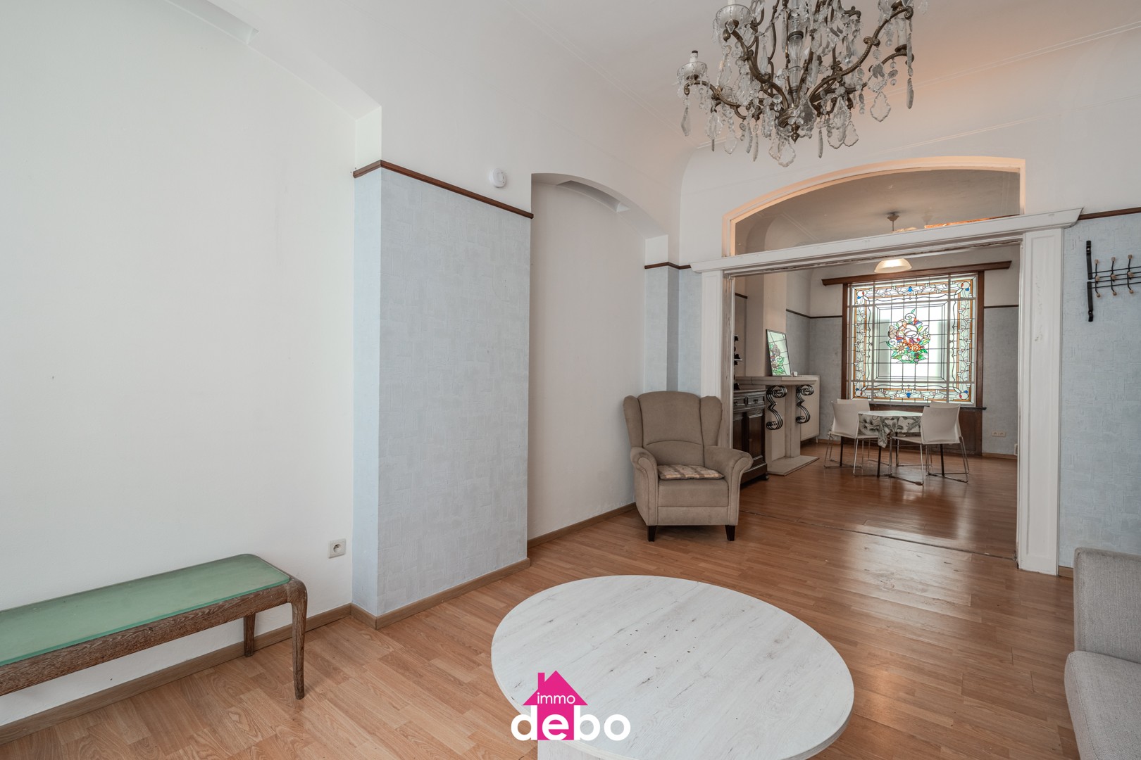 Prachtige woning vlakbij het strand te Oostende – Een zeldzaam exemplaar, voorheen woning notaris met living, keuken, badkamer, buitenkoer en 12 extra ruimten. - foto 4